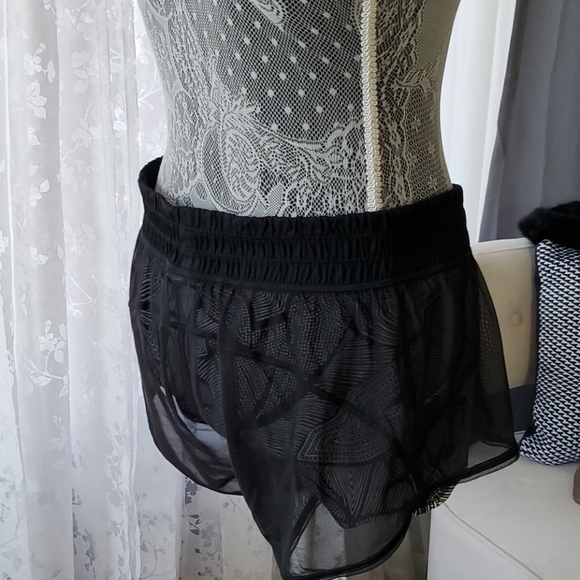 Lululemon shorts with mesh around size 8 - Picture 4 of 4